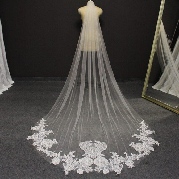 Single Tier Ivory Cathedral Wedding Veil With Large Floral Lace Appliques NWT main image 2